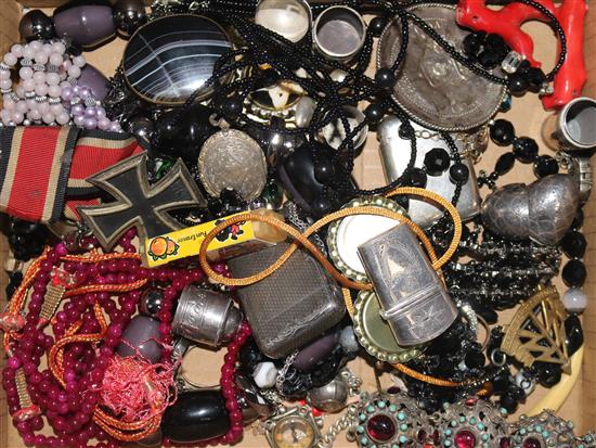 Mixed costume jewellery and silver items including Georgian pill box (a.f.).